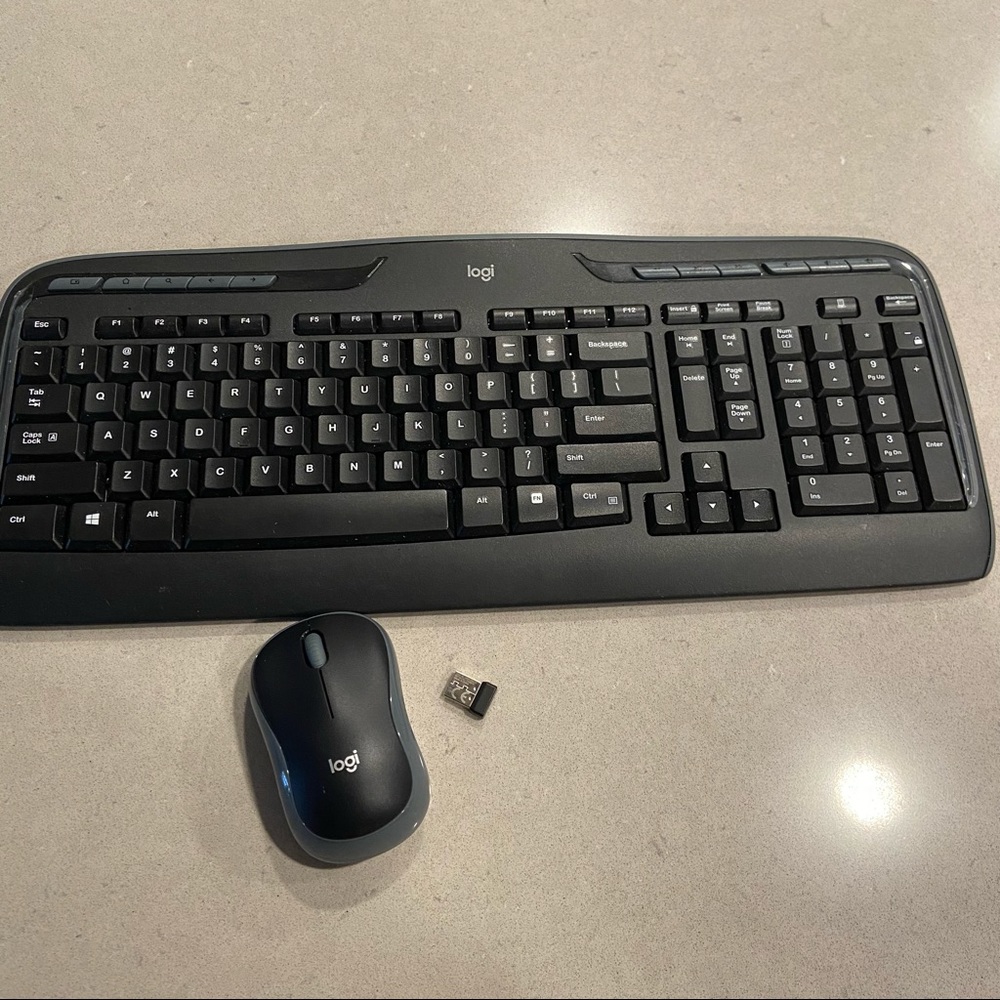Logitech - MK320 Full-size Wireless Optical Keyboard and Mouse Bundle - Black